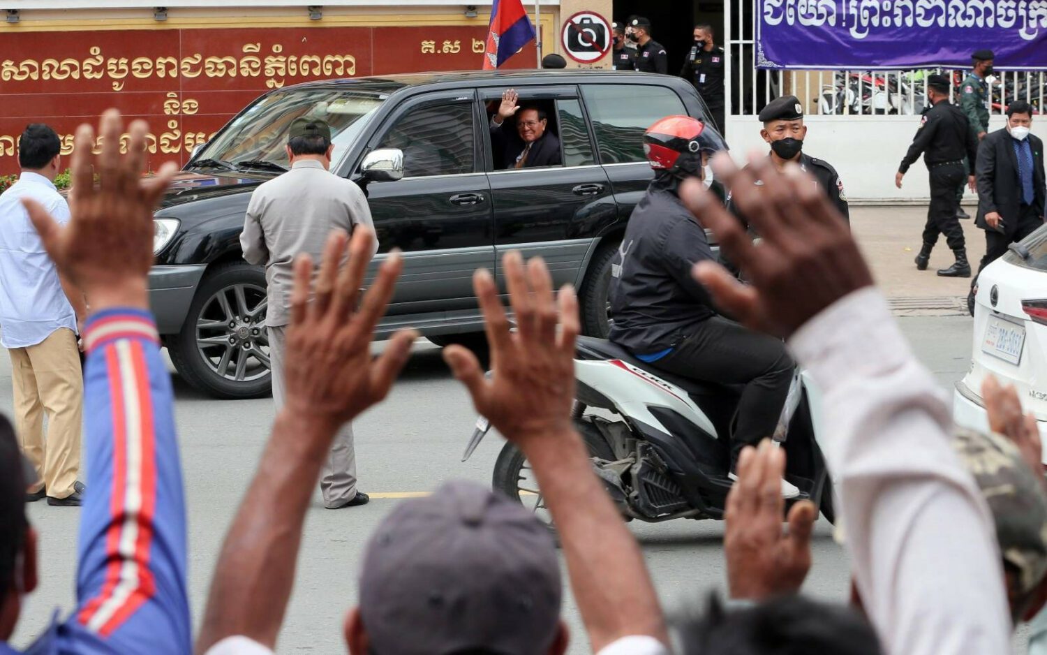 Kem Sokha leaves the Phnom Penh Municipal Court on September 28, 2022. (Hean Rangsey/VOD)