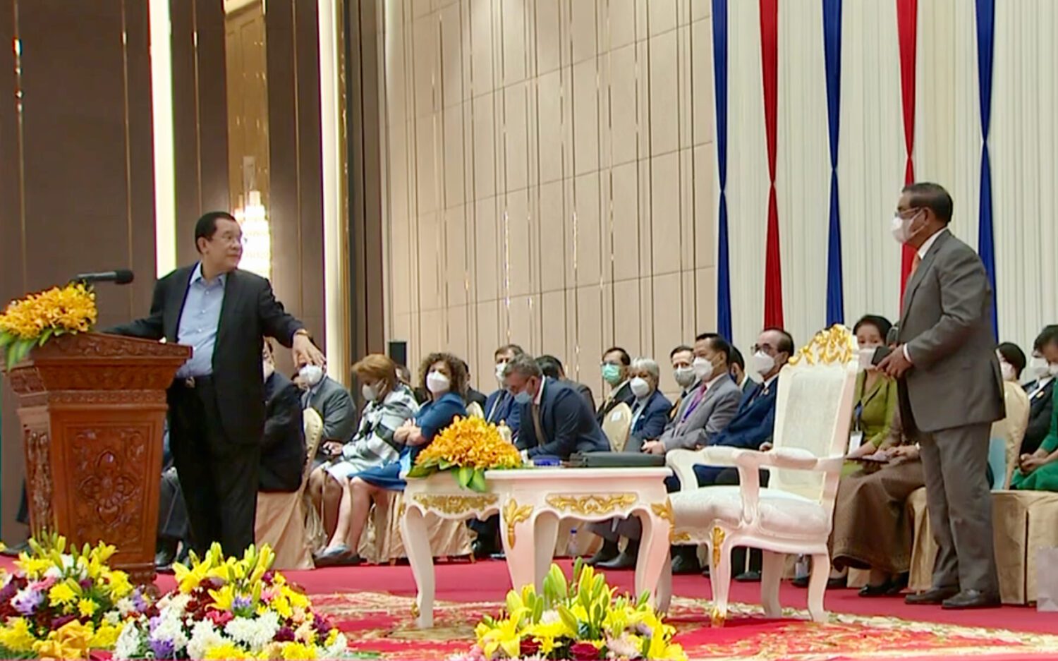 Hun Sen questioning Sar Kheng about scam compound workers at a anti-trafficking event in Phnom Penh on September 29, 2020. (Hun Sen's Facebook page)
