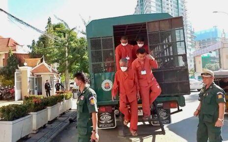 Kampong Chhnang police officer Keo Narun arrives at the Phnom Penh Municipal Court on September 9, 2022. (Ouch Sony/VOD)