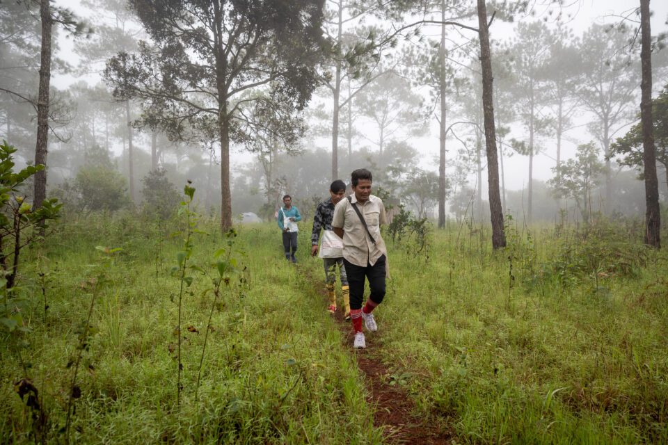 Kon Channa, 41, leads his friends down a path toward the forest at Knong Psar mountain on the foggy morning of August 2, 2022. (Roun Ry/VOD)