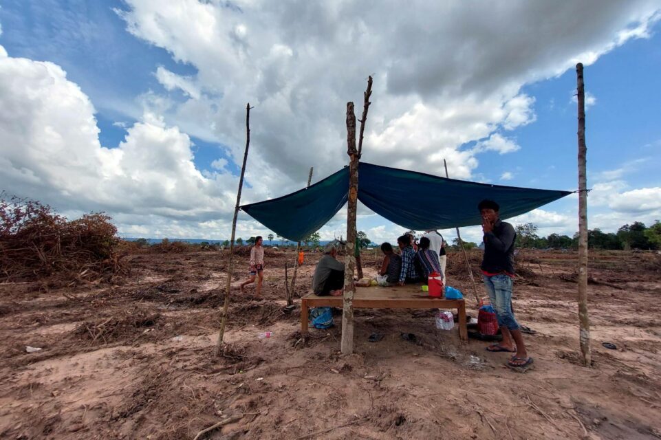 People clear land in Siem Reap's Run Ta Ek commune, a designated resettlement site for Angkor evictees, on October 8, 2022. (Hean Rangsey/VOD)