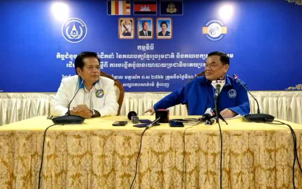 Kampucheaniyum president Yem Ponhearith and Khmer National United Party president Nhek Bun Chhay announce a merger on October 10, 2022. (VOD)