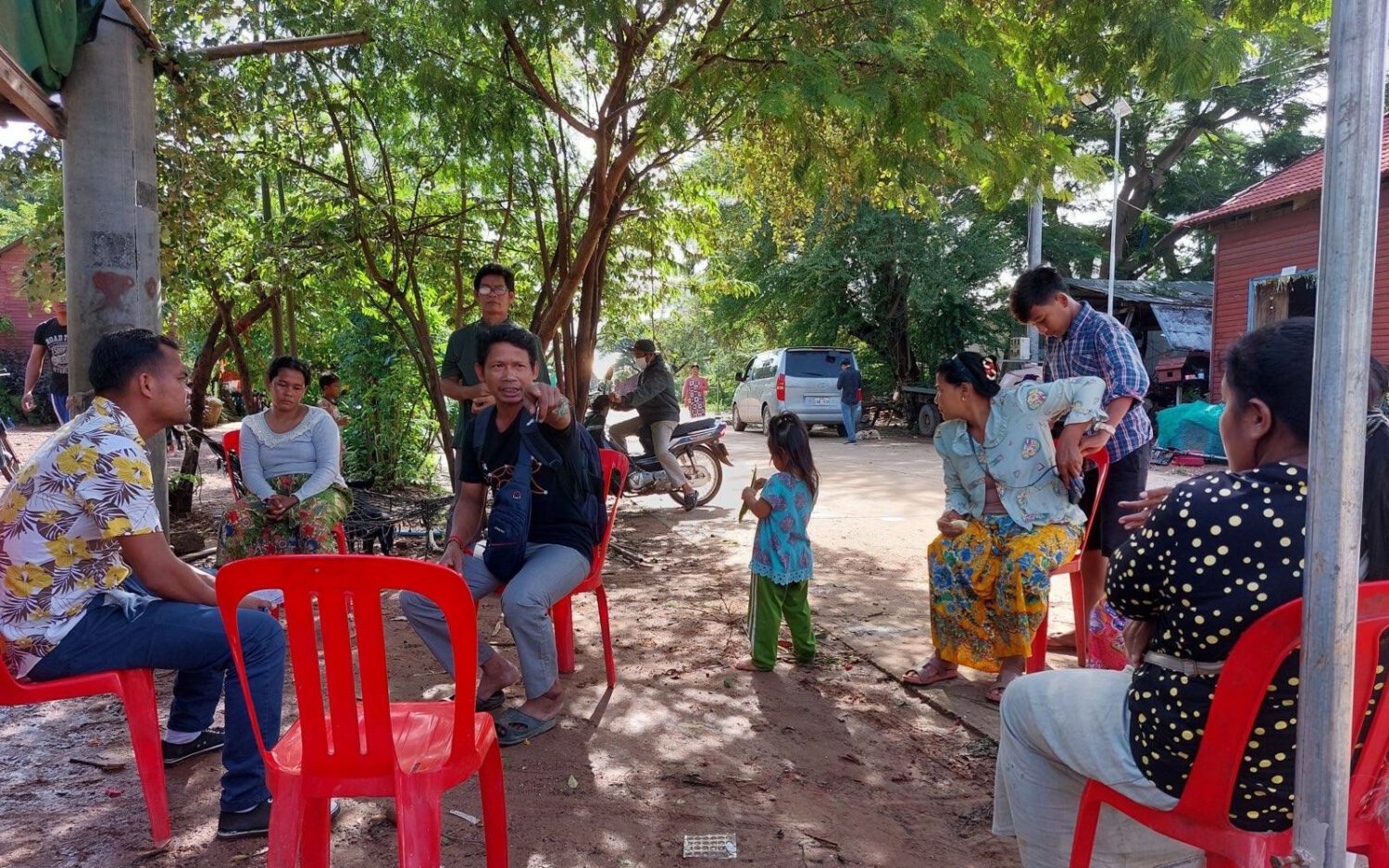 Residents of Siem Reap’s Phnom Krom village meet over their land on October 10, 2022. (Hean Rangsey/VOD)