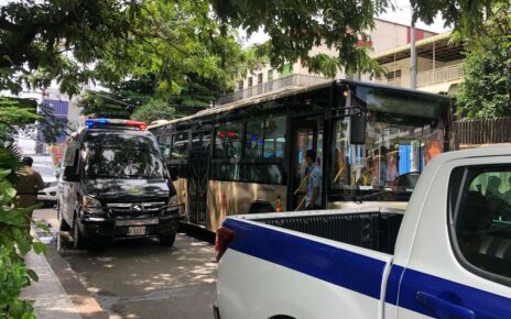 A city bus prepares to take foreign nationals from a Phnom Penh apartment block on Boeng Keng Kang’s St. 310 to the airport on October 13, 2022. (Mech Dara/VOD)