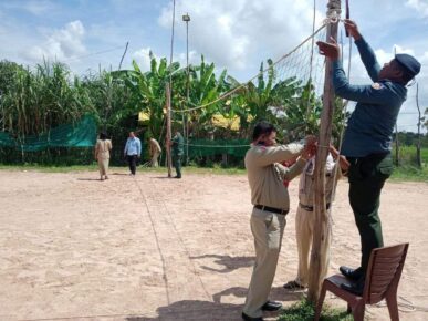 Police take down a volleyball net in Kampong Chhnang over suspected illegal gambling, on October 26, 2022. (Bun Thorn Lay)