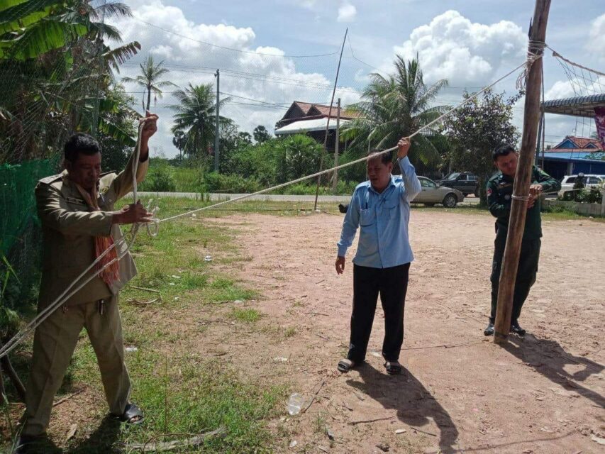 Police dismantle a volleyball net in Kampong Chhnang over suspected illegal gambling, on October 26, 2022. (Bun Thorn Lay)