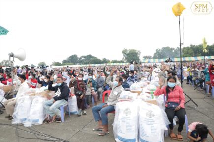 Battambang residents receive supplies as they listen to Prime Minister Hun Sen's speech. (Hun Sen's Facebook page)