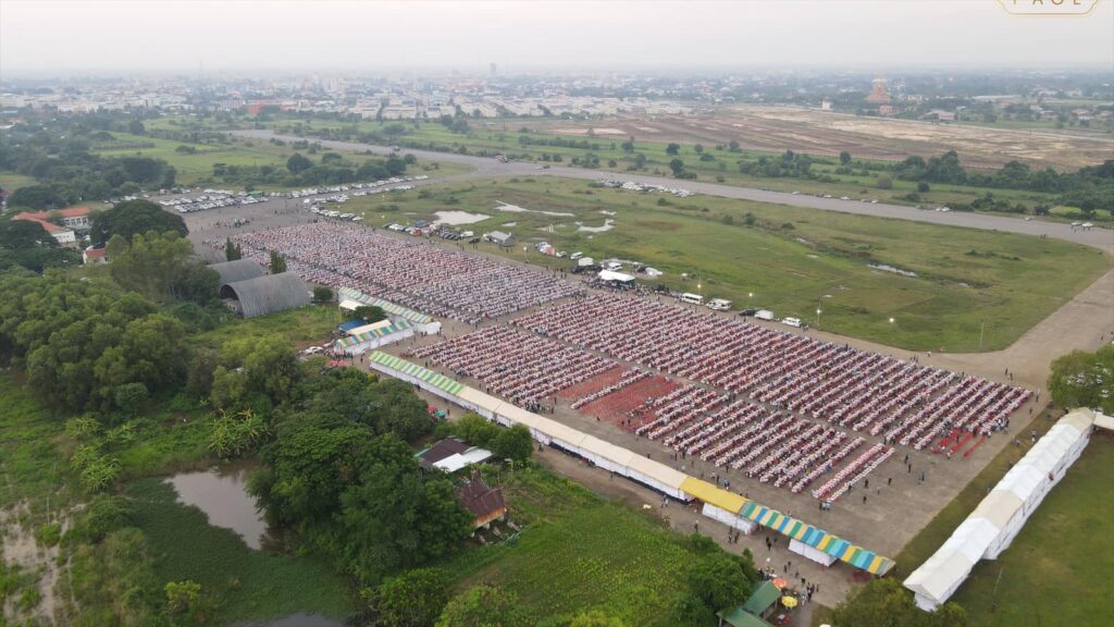 Battambang residents receive supplies as they listen to Prime Minister Hun Sen's speech. (Hun Sen's Facebook page)