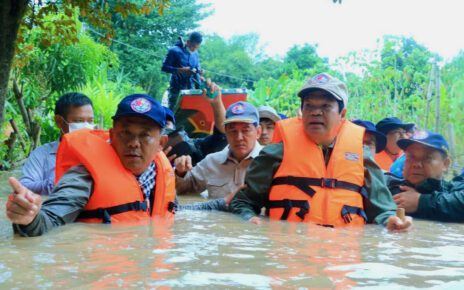 Banteay Meanchey governor Oum Reatrey and NCDM deputy head Kun Kim visit a flood affected area in Banteay Meanchey on September 28, 2022. (Banteay Meanchey Facebook page)