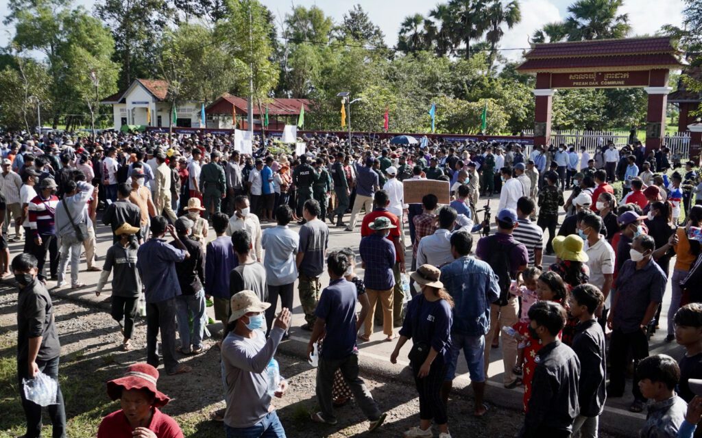 Residents crowd outside the Preah Dak commune office on October 5, 2022. (Hean Rangsey/VOD)