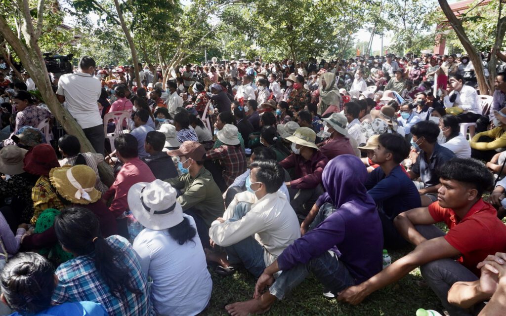 Residents pack the premises of the commune hall in Preah Dak. (Hean Rangsey/VOD)
