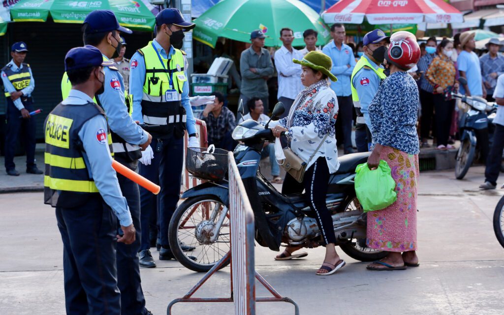 Commune residents are blocked by police early Friday morning. (Hean Rangsey/VOD)