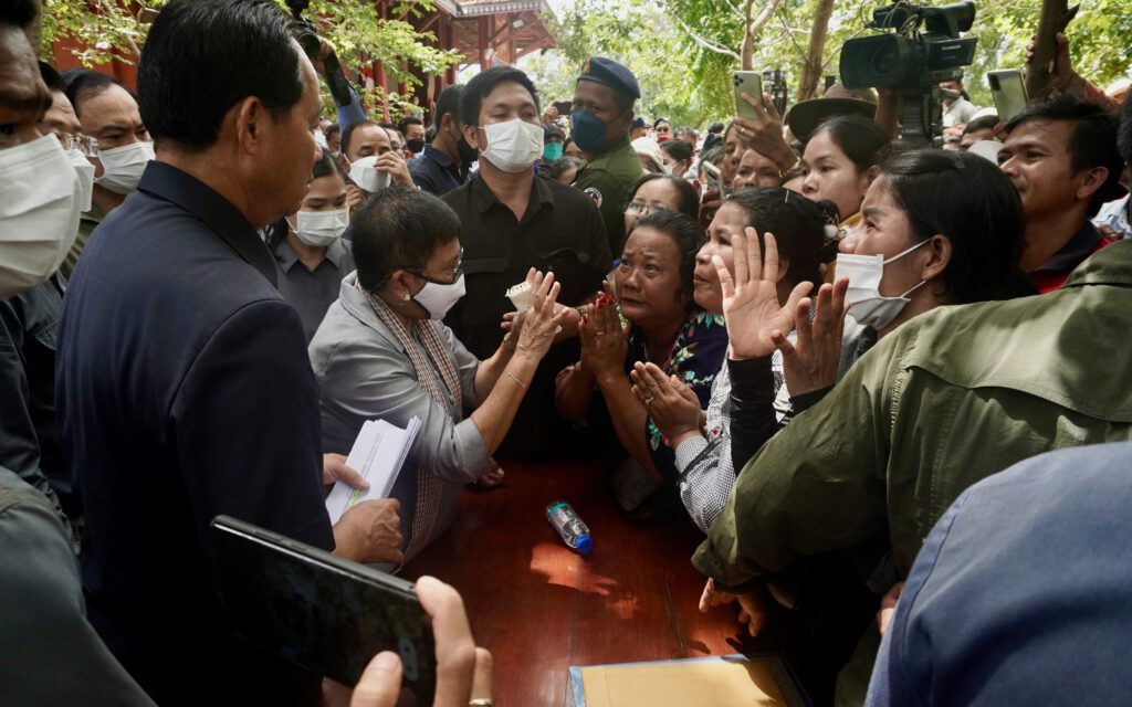 Land Minister Chea Sophara and Culture Minister Phoeurng Sackona meet commune residents in Siem Reap. (Hean Rangsey/VOD)