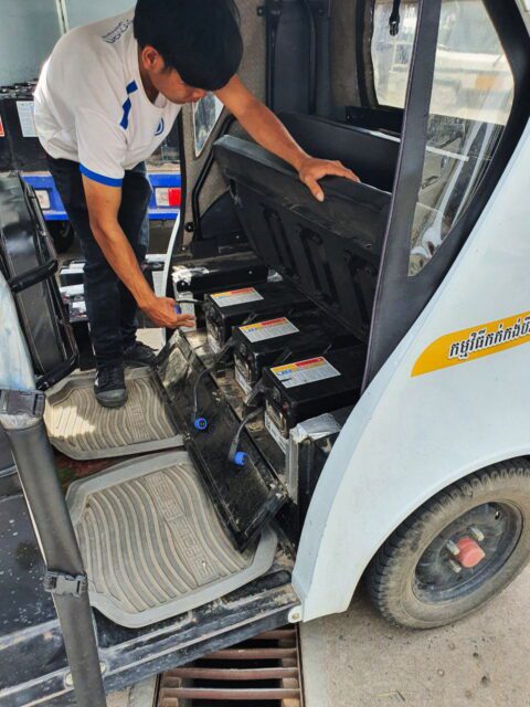 An employee swaps an Onion T1 battery at a PTT station. (Chantara Tith)