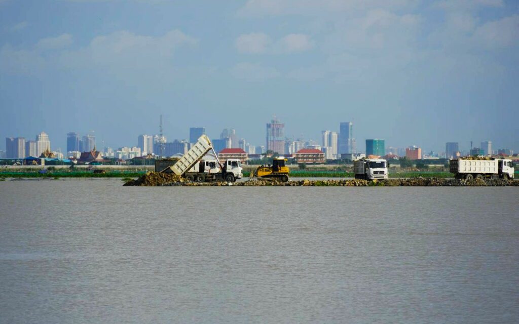 Sandfilling of Phnom Penh’s Boeng Tamok lake on October 4, 2022. (Tran Techseng/VOD)