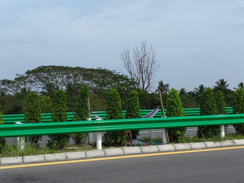 A hammock strung up on the median of the Phnom Penh-Sihanoukville Expressway, as posted online by the road's operator.