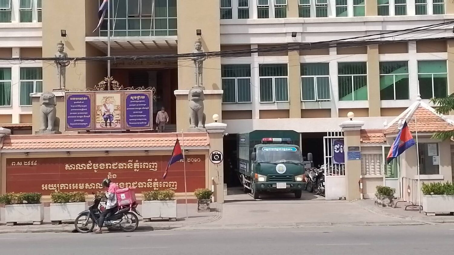 A truck carrying defendants from a CNRP mass trial leaves Phnom Penh Municipal Court on November 3, 2022. (Ouch Sony/VOD)