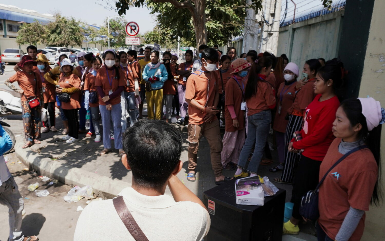 Protesters outside the New Mingda garment factory in Phnom Penh on November 2, 2022. (Hean Rangsey/VOD)