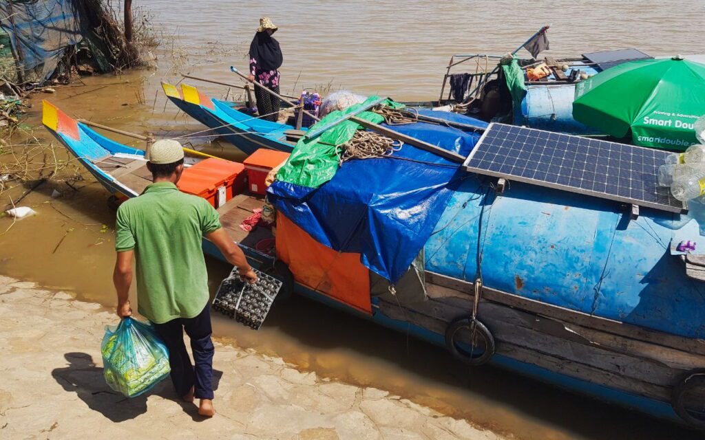 Rous Pokharry brings supplies to the boat that he lives on at Phnom Penh's Chroy Changva peninsula on November 7, 2022. (Daniel Zak)