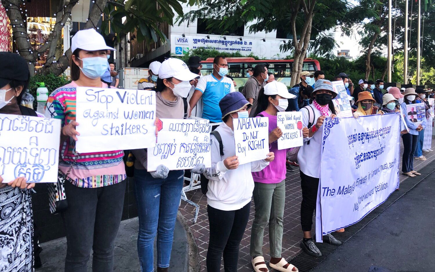 NagaWorld protesters in Phnom Penh on November 11, 2022. (Lara Shaker/VOD)
