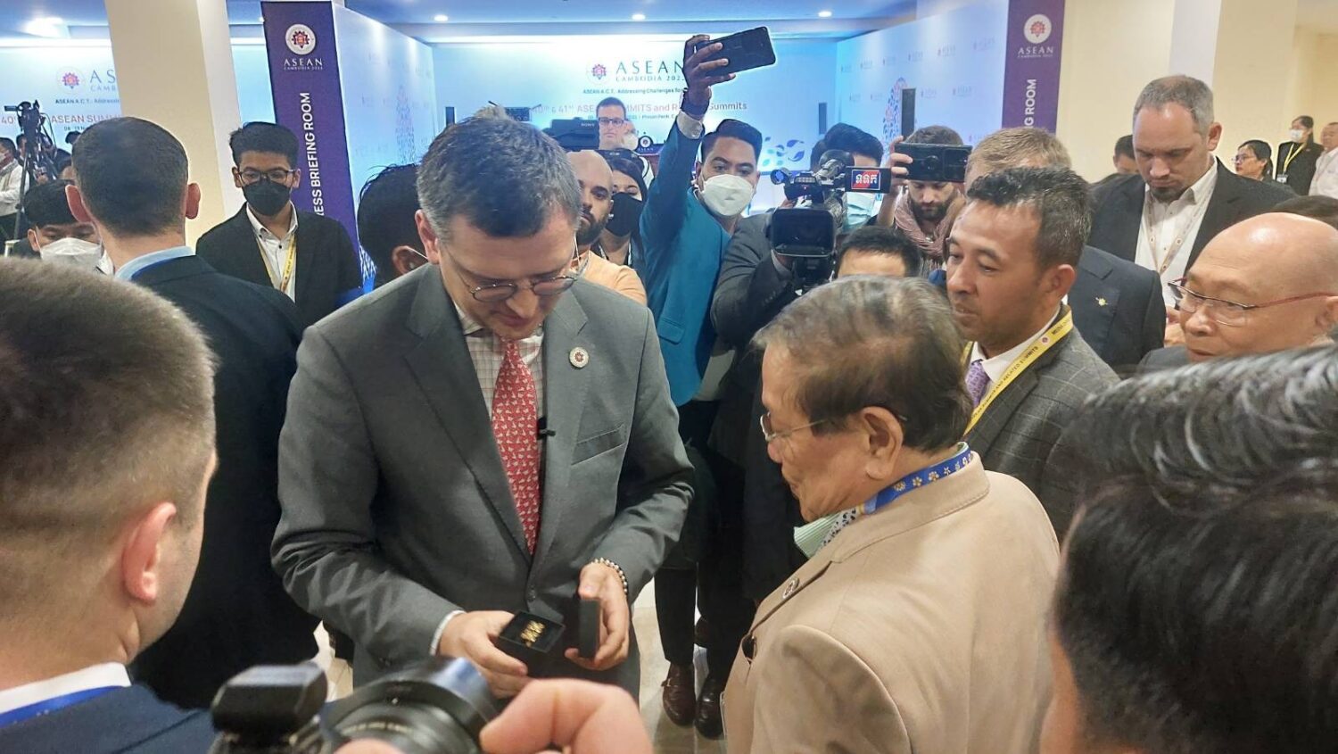 Ukraine Foreign Minister Dmytro Kuleba gifts cufflinks to Information Minister Khieu Kanharith at the Asean Summit in Phnom Penh's Sokha Hotel on November 12, 2022. (Danielle Keeton-Olsen/VOD)