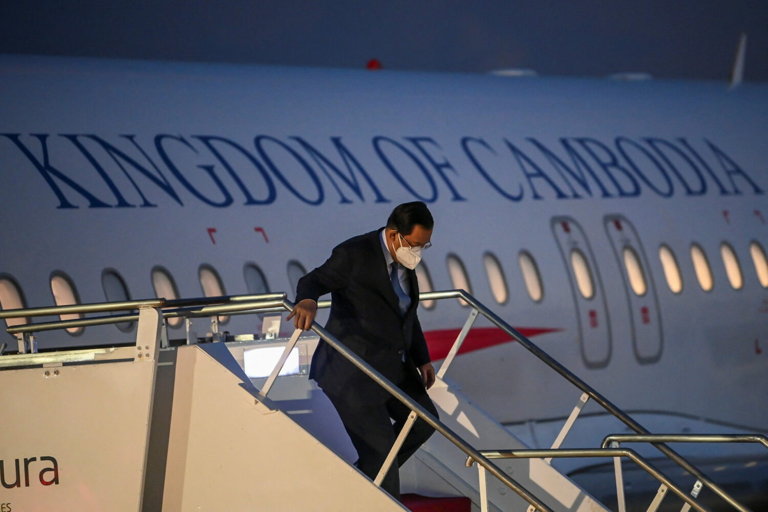Prime Minister Hun Sen walks down the stairs of the presidential plane on his arrival at Ngurah Rai International Airport ahead of the G20 Summit in Bali, Indonesia on November 14, 2022. (G20 Media Center/Reuters)