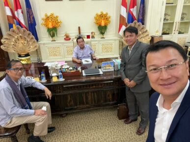 Agriculture Minister Dith Tina takes a selfie during a meeting with former GDP officials Yang Saing Koma and Loek Sothea and Prime Minister Hun Sen, in a photo posted to the premier's Facebook page on November 28, 2022.