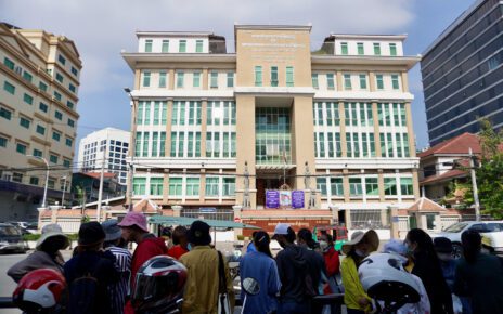 NagaWorld union workers stand outside the Phnom Penh Municipal Court in support of their colleagues who asked for a delay to a Thursday summons. (Hean Rangsey/VOD)