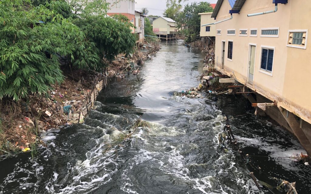 rek Tnaut river flows under a bridge in Steung Chrov village on Nov. 17, 2022, where residents say pollution has increased noticeably over the past month. (Fiona Kelliher/VOD)