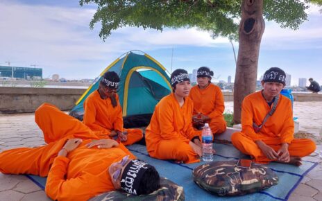 Khmer Thavrak activists sat in Freedom Park during their hunger strike on November 9, 2022. (Kuoy Longdy/VOD)