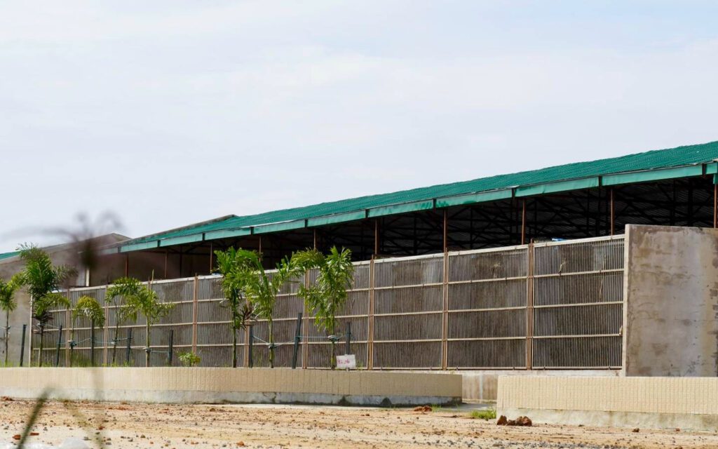 Monkey cages line around 300 warehouses at Vanny Bio Research. (Tran Techseng/VOD)