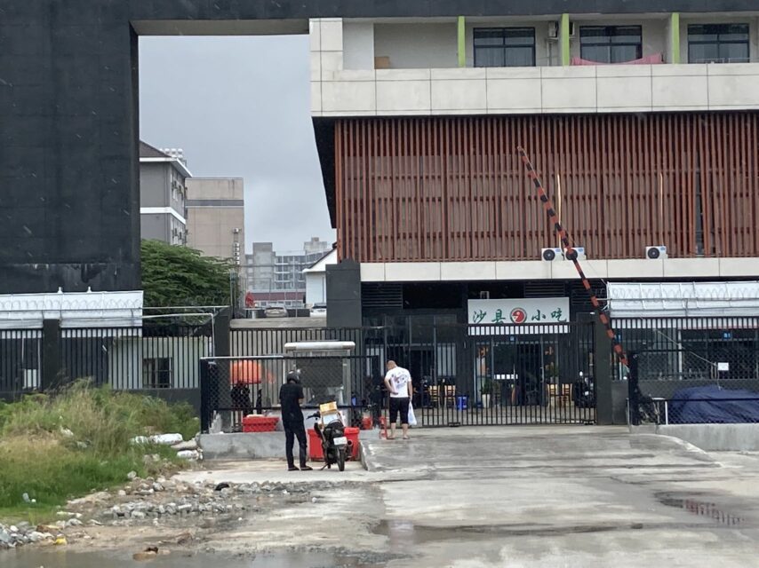 Guards and gates continue to bar access to Jinbei 4 compound in Sihanoukville's Buon commune on September 19, 2022. (Yan Huang/VOD)