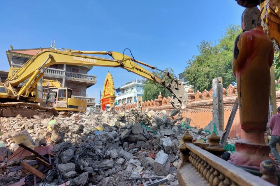 Demolition at Phnom Penh's Wat Ounalom on December 13, 2022. (Hean Rangsey/VOD)