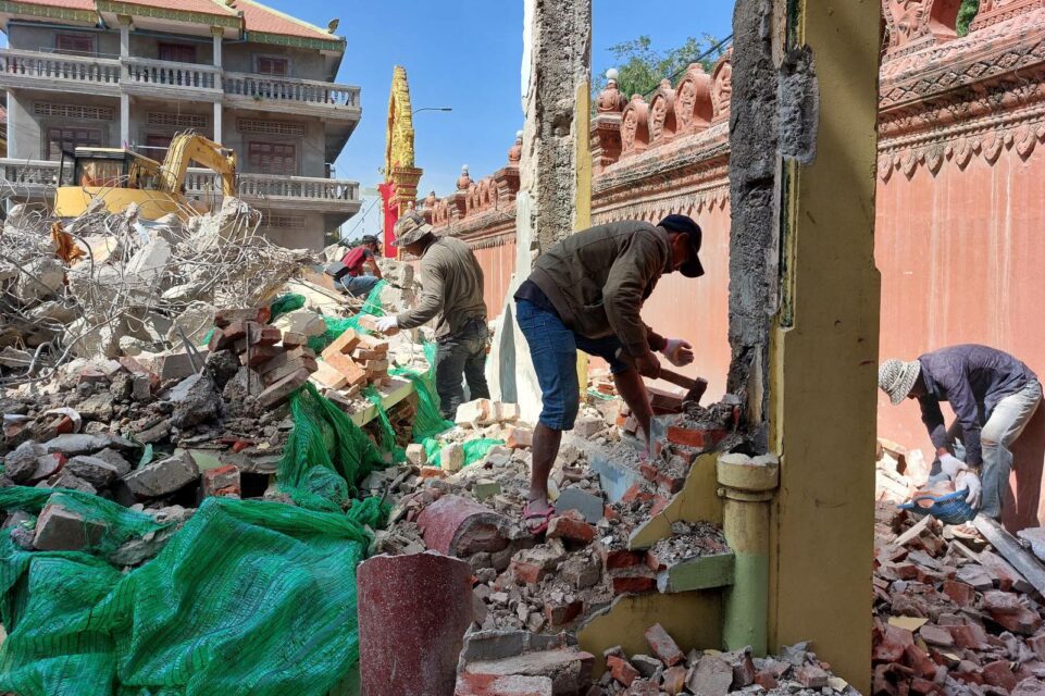 Demolition at Phnom Penh's Wat Ounalom on December 13, 2022. (Hean Rangsey/VOD)