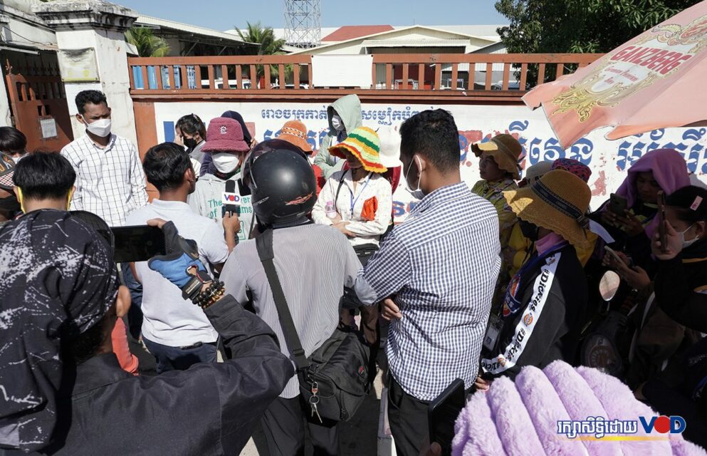 Workers protest outside the Hand Seven Apparel factory in Phnom Penh's Pur Senchey district on December 15, 2022. (Hean Rangsey/VOD)