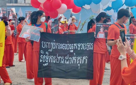 NagaWorld protesters call for the release of union leader Chhim Sithar outside Phnom Penh's Prey Sar prison. (Khun Tharo/Central)
