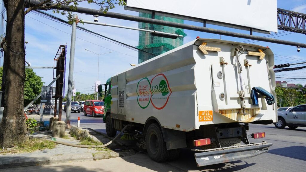 A G-800 Super street cleaning truck in Phnom Penh. (Tran Techseng/VOD