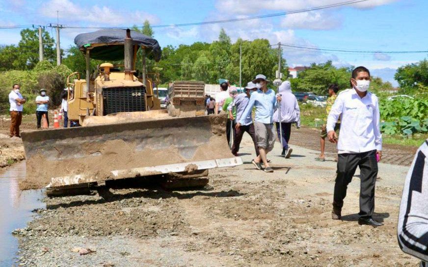 Construction crews build the new road along the railway line in northern Phnom Penh in 2021. (Russei Keo district Administration)