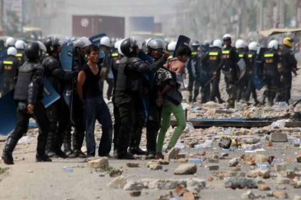 Authorities and workers clash on Phnom Penh's Veng Sreng Blvd in January 2014. (VOD)