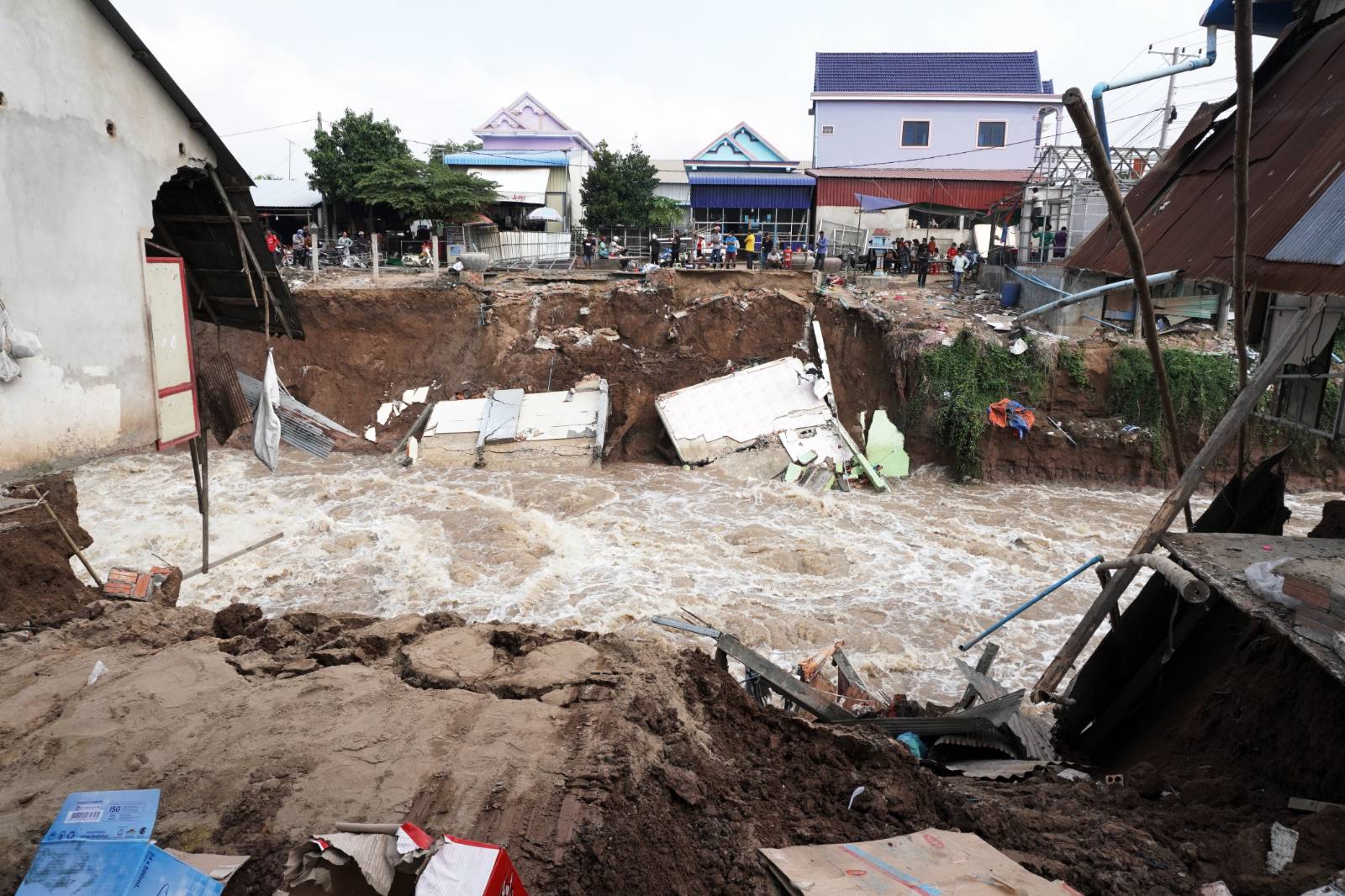 Houses collapse into Prek Tey river in Kandal's Takhmao city on January 17, 2023. (Hean Rangsey/VOD)