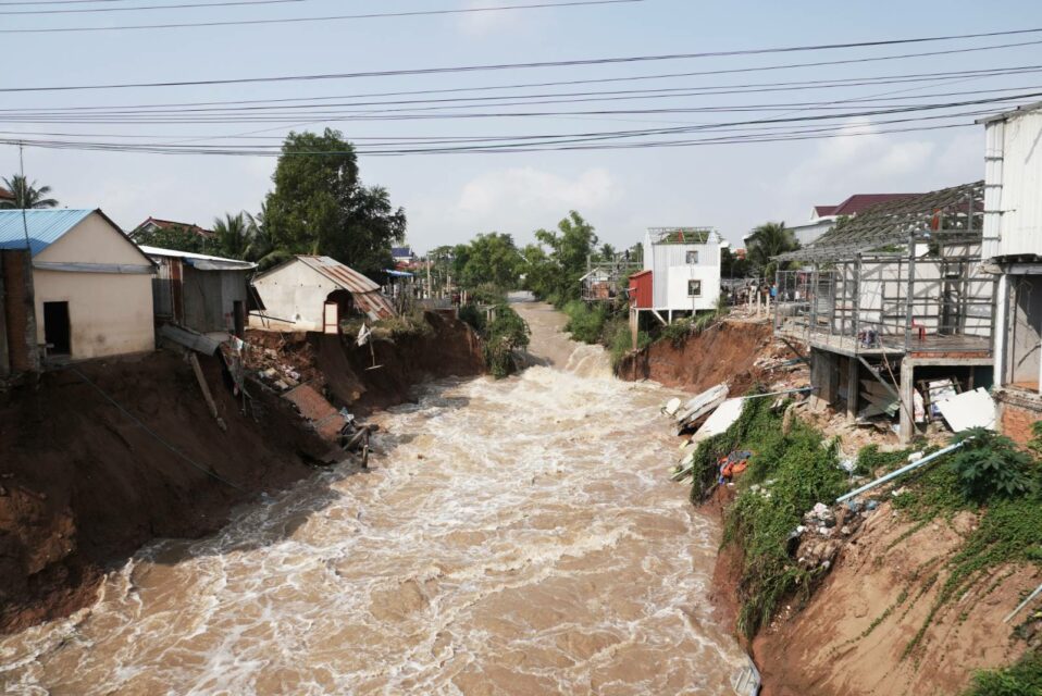 Houses collapse into Prek Tey river in Kandal's Sa'ang district on January 17, 2023. (Hean Rangsey/VOD)
