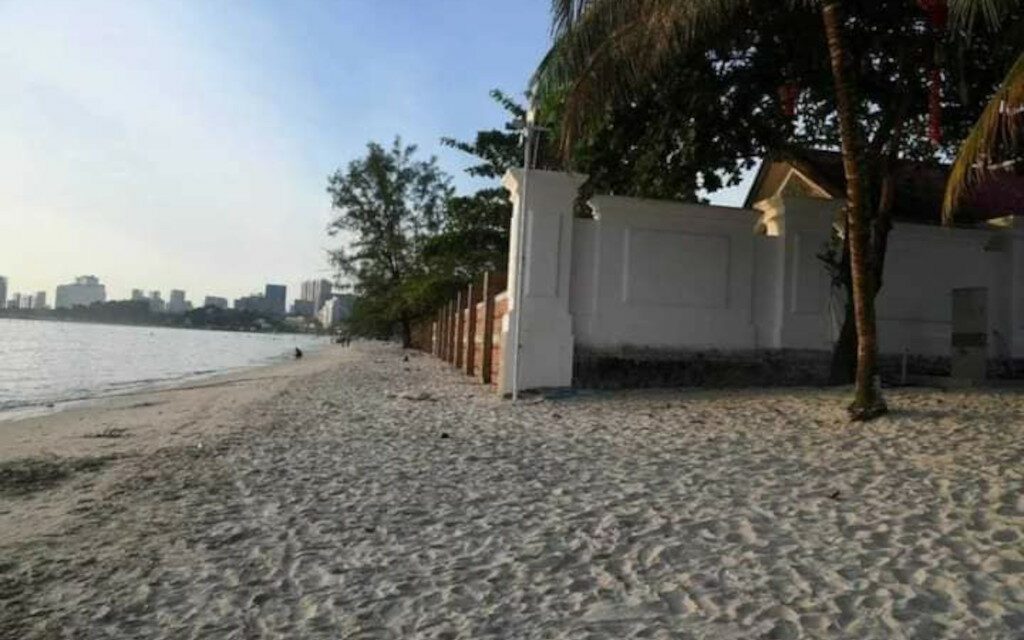 A private wall constructed on Sihanoukville's O'Chheuteal beach, in January 2023. (Heng Sreyroth's Facebook page)