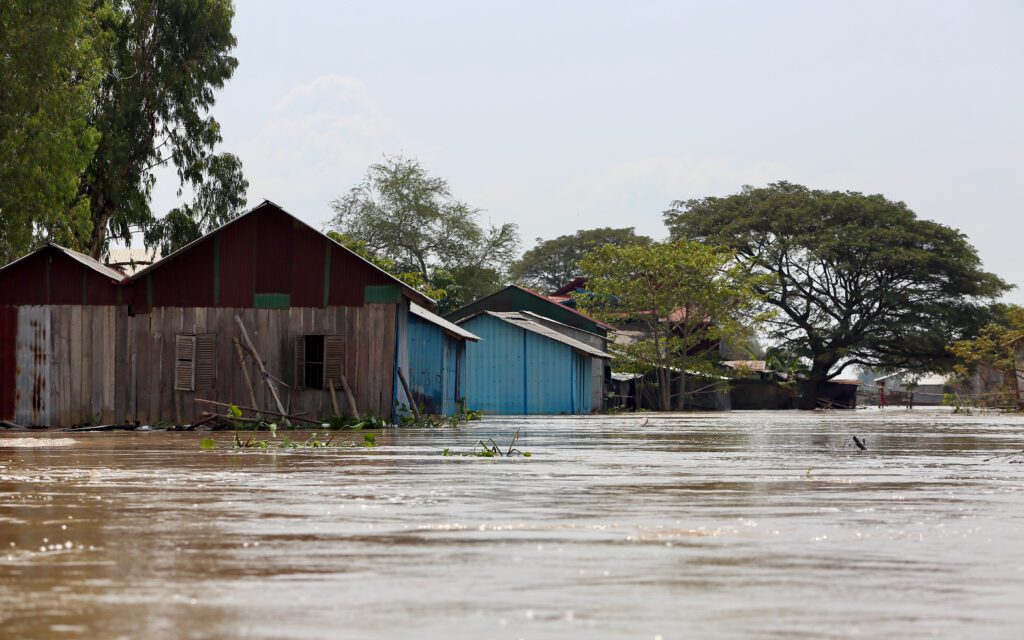 Houses along Prey Tnaut river in Kandal province are inundated on January 16, 2022. (Hean Rangsey/VOD)