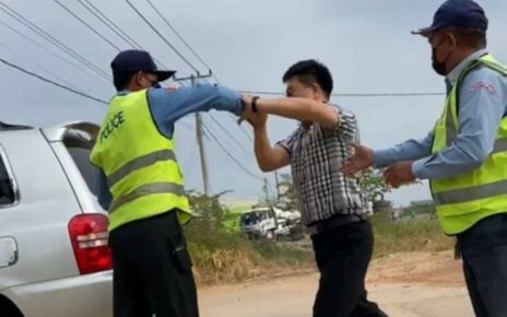 A photo of the alleged altercation between police officers and a Chinese motorist in Takeo. (Takeo provincial police)