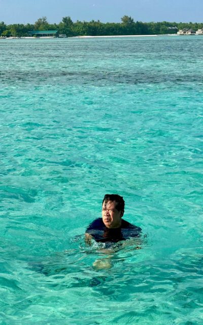 Hun Sen swimming the in the ocean in Maldives. (Hun Sen's Facebook)