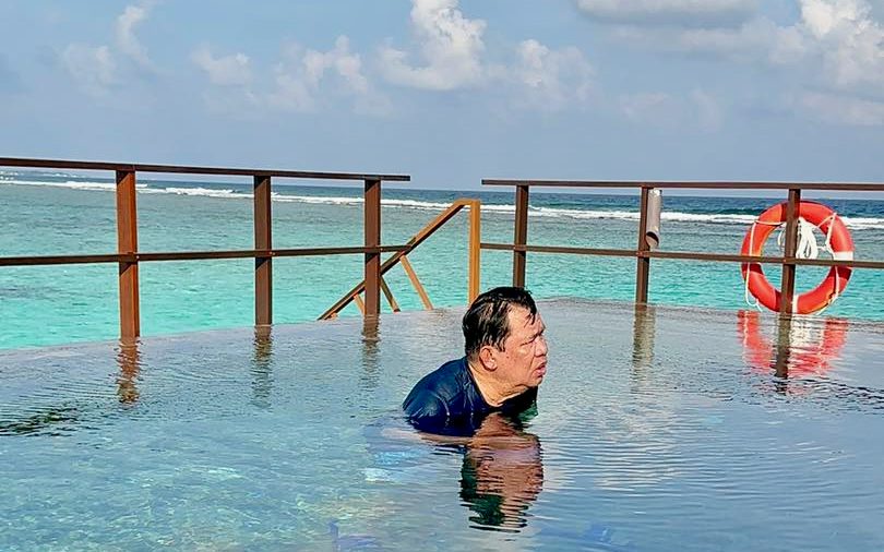 Hun Sen swimming in a pool in his hotel in the Maldives. (Hun Sen's Facebook)