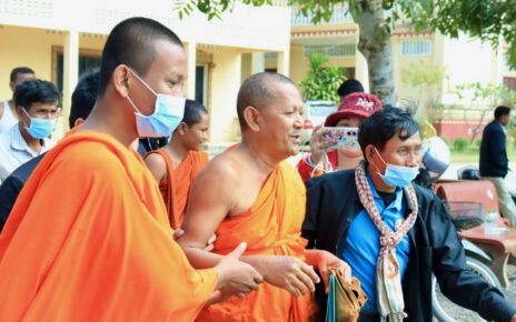Chief monk Mai Phalla, center, emerges after a meeting with the provincial department of religions on Sunday. (CRN News live24h)