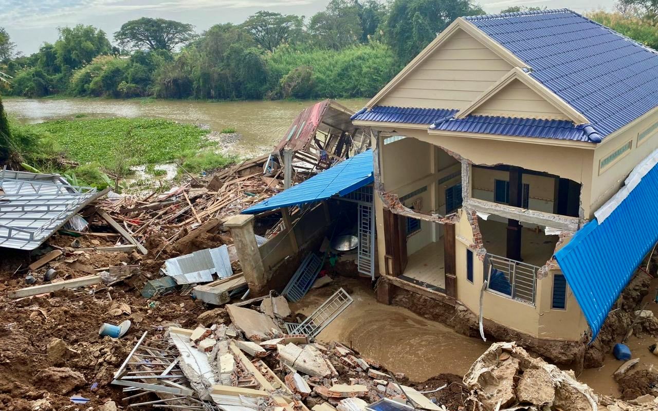 A house collapsed into a river in Pursat province. (Kampong Popil commune police)