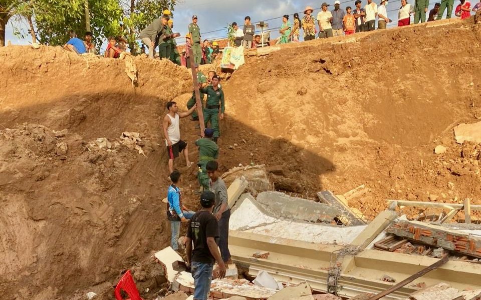 The landslide in Kampong Popil commune. (Kampong Popil commune police)