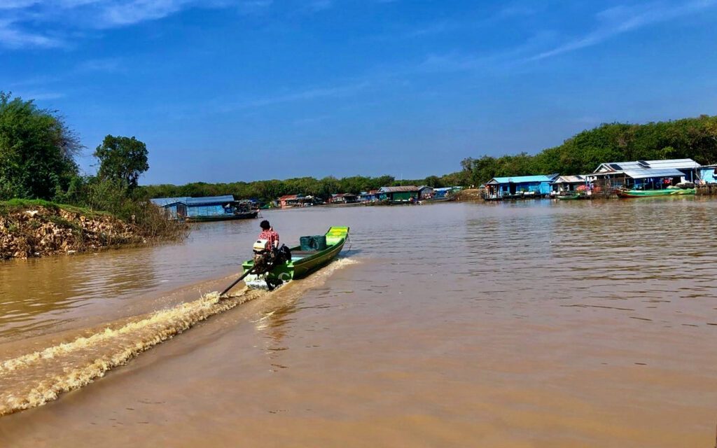A fisher rides his boat on the Tonle Sap in Siem Reap's Chong Khneas commune. (Fiona Kelliher/VOD)